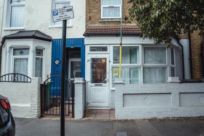 1 bed property, in Pearcroft Road, £300,000