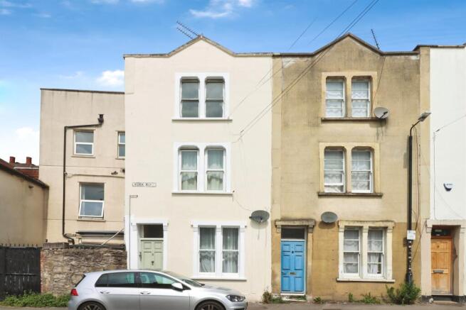 1 bed property, in York Road, £120,000