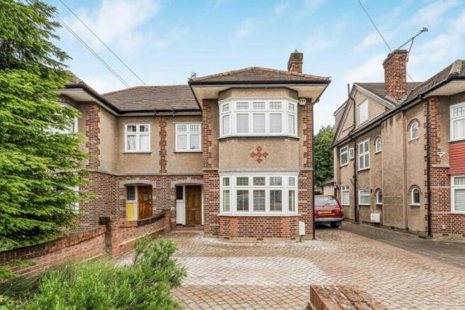 3 bed property, in Westpole Avenue, £835,000