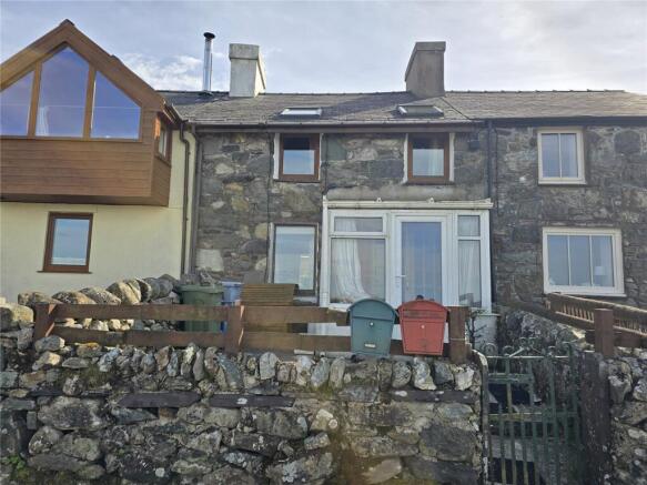 2 bed property, in Rhosgadfan, £230,000
