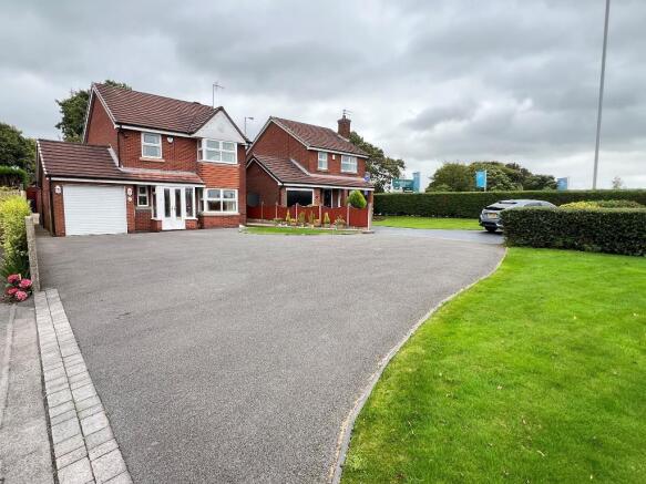 4 bed property, in Oak Mount Road, £350,000