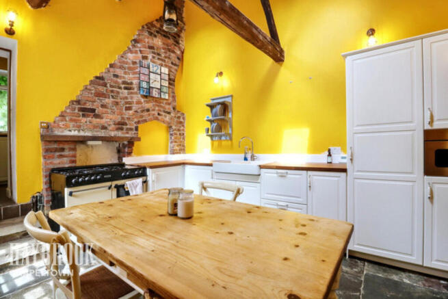 2 bed property, in Cowley Manor Cottage, £325,000
