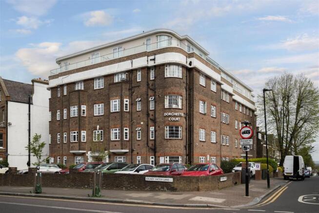 2 bed property, in Dorchester Court, £325,000