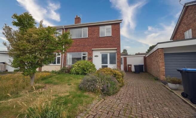 3 bed property, in Prospect Way, £200,000