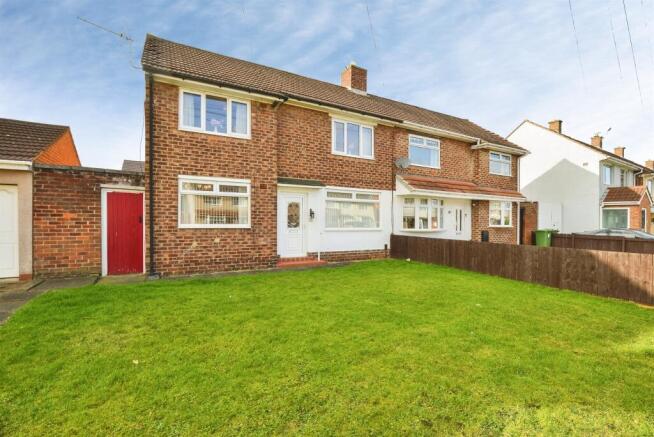 2 bed property, in Reynoldston Avenue, £90,000