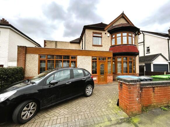 5 bed property, in Charlemont Avenue, £475,000