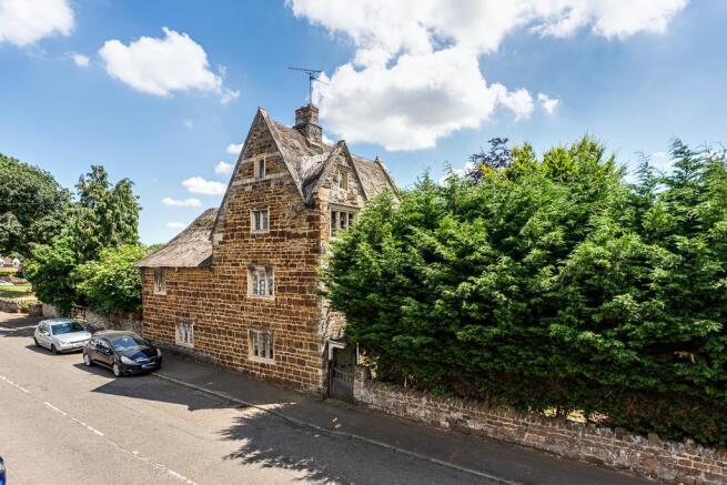 4 bed property, in High Street, £425,000