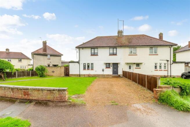 3 bed property, in Ewenfield Road, £265,000