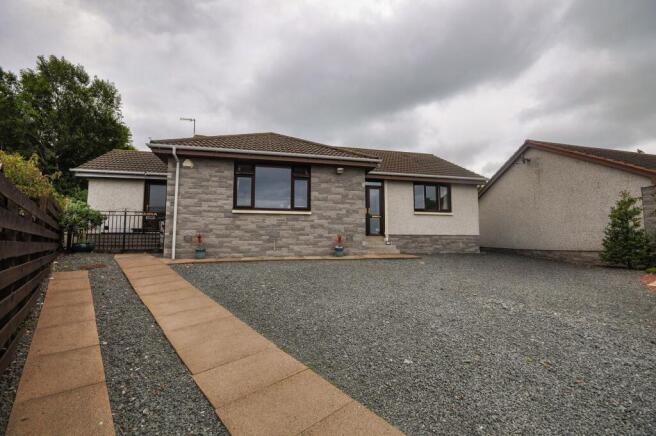 3 bed property, in Auchneel Crescent, £250,000