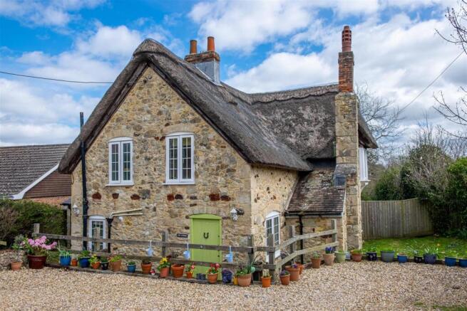 4 bed property, in Totland Bay, £675,000