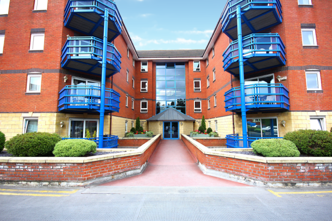 2 bed property, in Mountbatten Close, £160,000