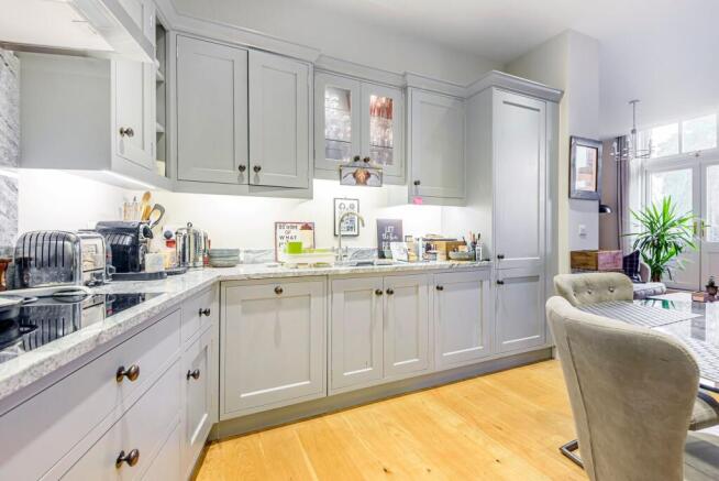 2 bed property, in Kings Drive, £415,000