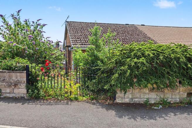 2 bed property, in Listerdale, £100,000