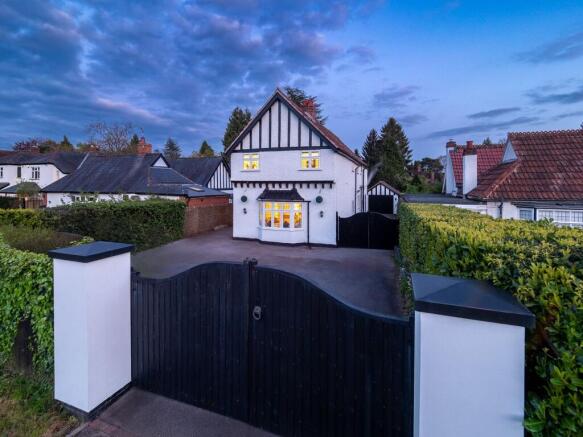 4 bed property, in Birches Lane, £900,000