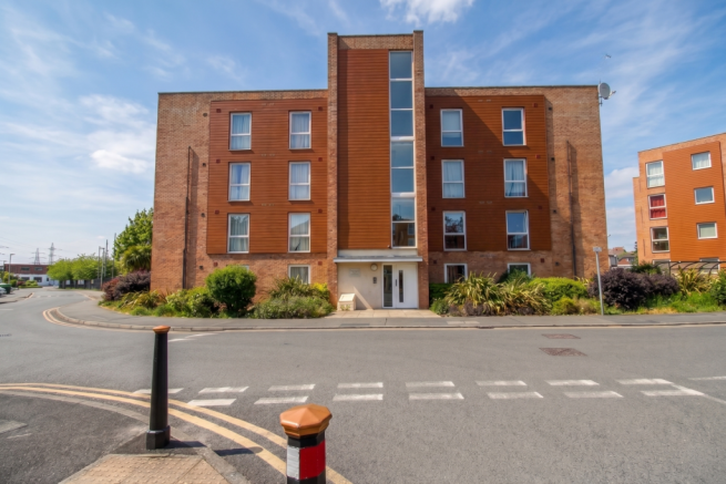 2 bed property, in Pavilion Close, £150,000