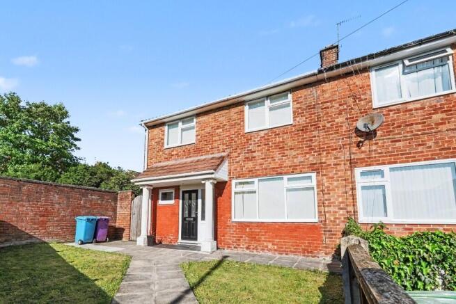 3 bed property, in Beechill Close, £185,000