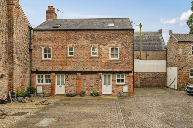 3 bed property, in Castlegate Mews, £165,000