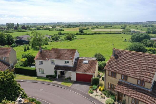4 bed property, in Mendip Lea Close, £475,000