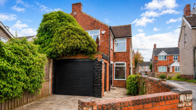 2 bed property, in Leicester Road, £60,000