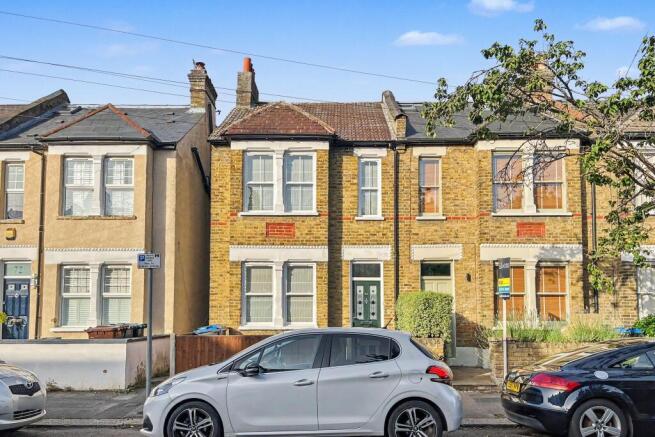 2 bed property, in Dupont Road, £500,000
