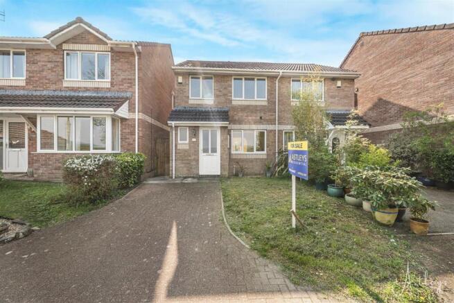3 bed property, in Nightingale Park, £210,000