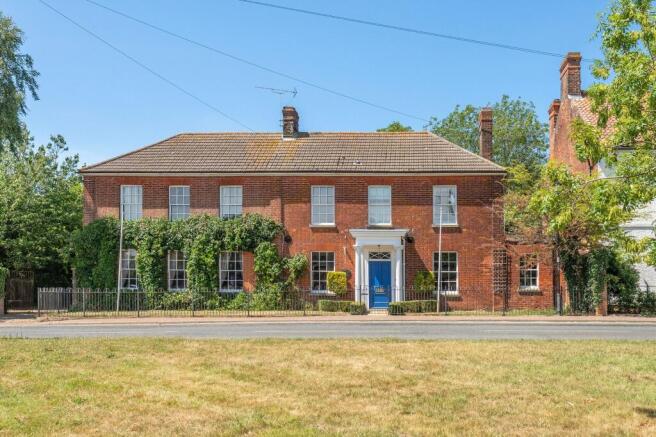 4 bed property, in The Green, £600,000