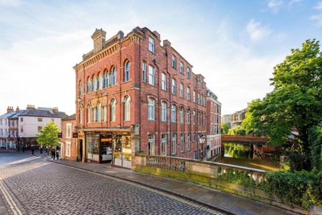 2 bed property, in Fossbridge House, £575,000