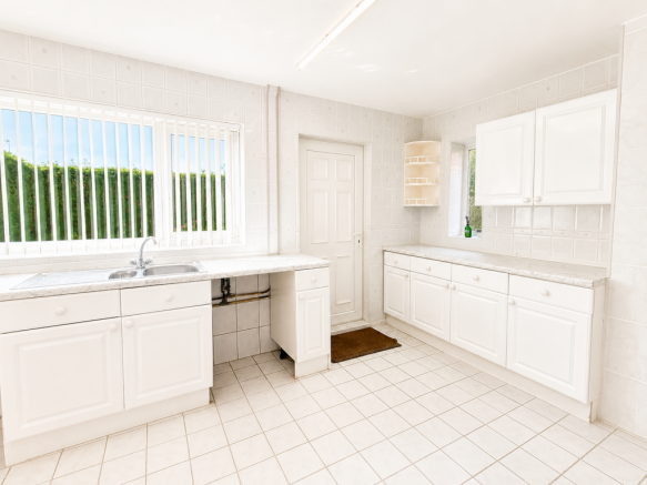 3 bed property, in Birch Drive, £70,000