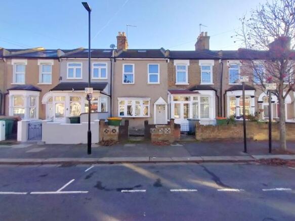 3 bed property, in Kingsland Road, £435,000