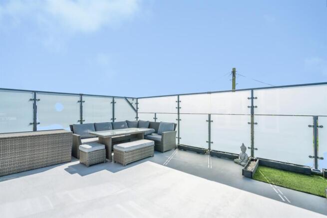 2 bed property, in Elmer Road, £320,000