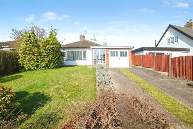 3 bed property, in Woodside Avenue, £275,000