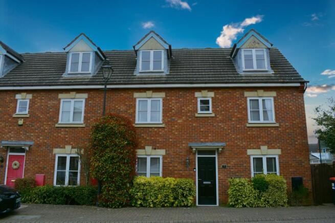 4 bed property, in Hillbeck Grove, £450,000