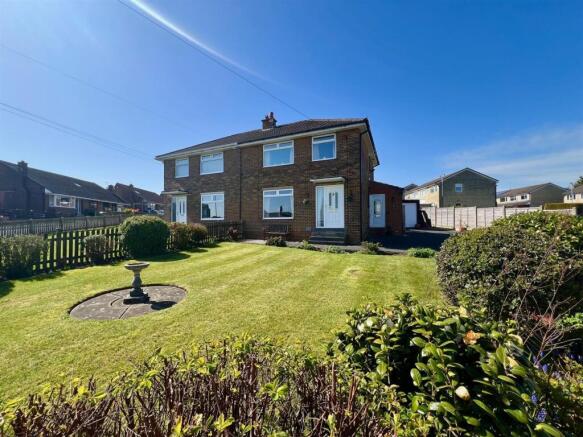3 bed property, in Longfield Avenue, £255,000