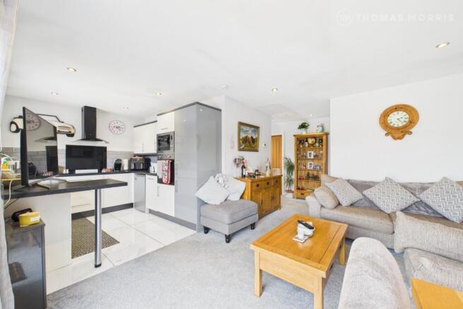 2 bed property, in Hermitage Road, £250,000
