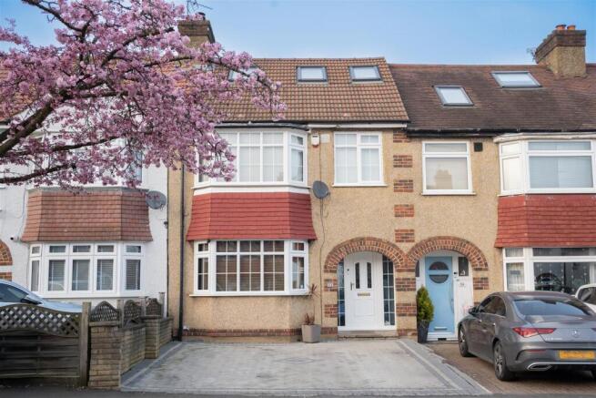 4 bed property, in Connaught Road, £600,000