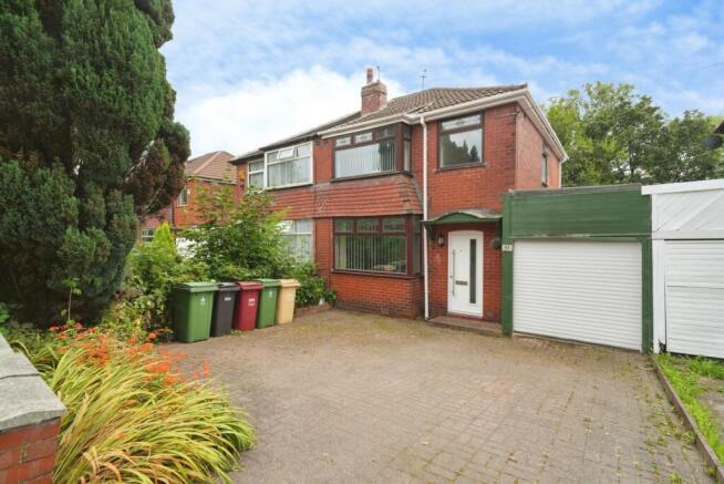 3 bed property, in Highfield Road, £220,000