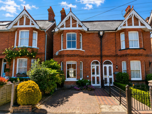 2 bed property, in Harcourt Road, £425,000
