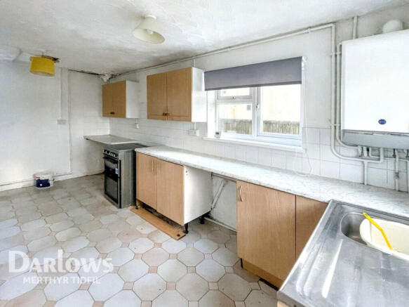 2 bed property, in Ash Crescent, £70,000