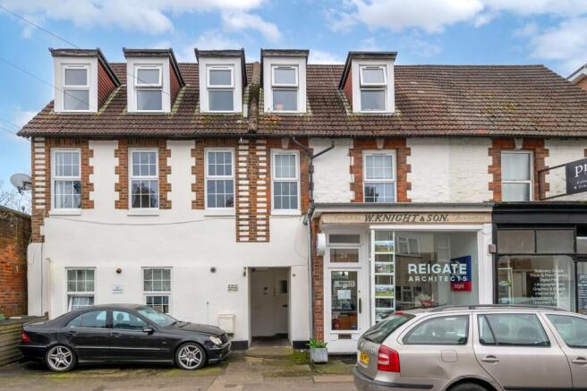 2 bed property, in Holmesdale Road, £240,000