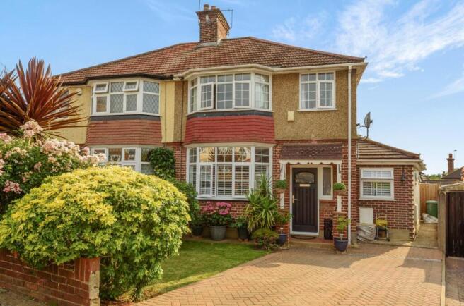 4 bed property, in Stratford Avenue, £750,000