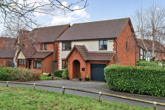 4 bed property, in Courtney Close, £425,000