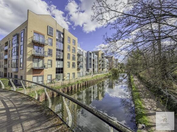 2 bed property, in The Embankment, £300,000
