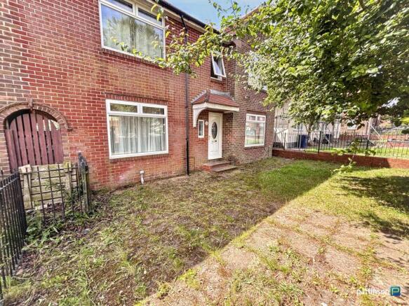 4 bed property, in Harehills Avenue, £160,000