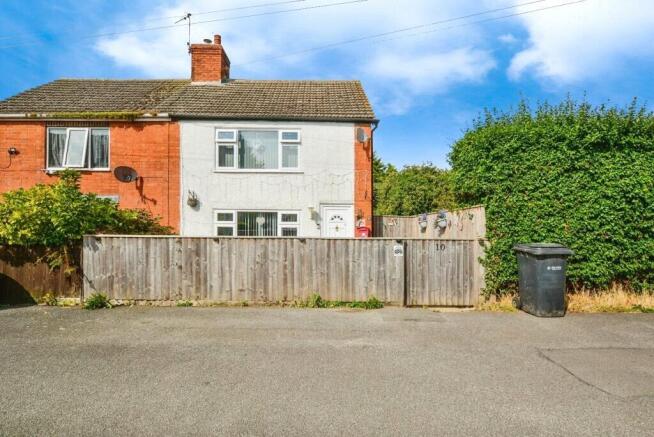 3 bed property, in Pooles Lane, £190,000