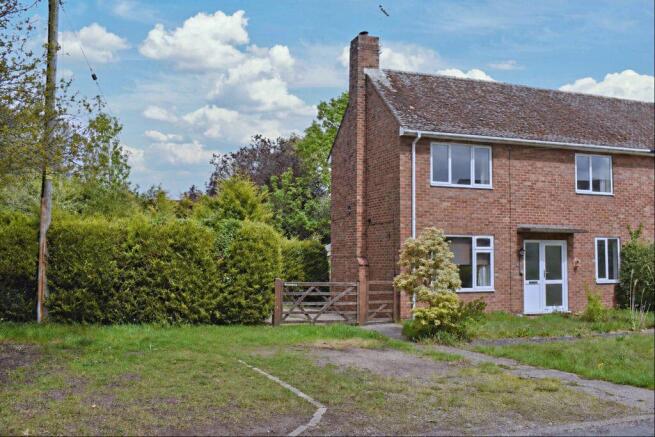 2 bed property, in Bracken Road, £185,000