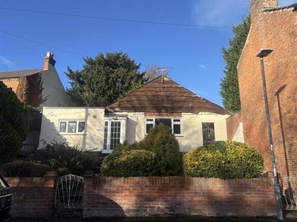 2 bed property, in Main Street, £300,000