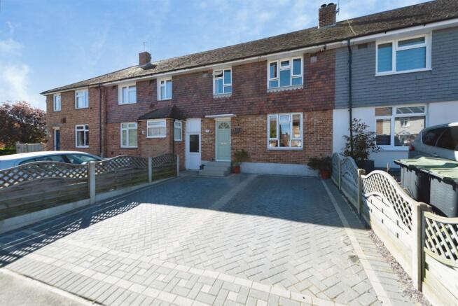 4 bed property, in St. Johns Road, £250,000
