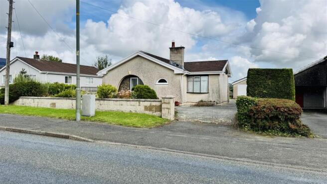 4 bed property, in Llandissilio, £280,000