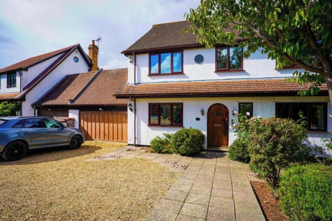6 bed property, in Hall Drive, £800,000
