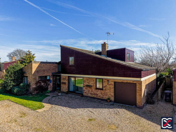 5 bed property, in Manor Close, £550,000